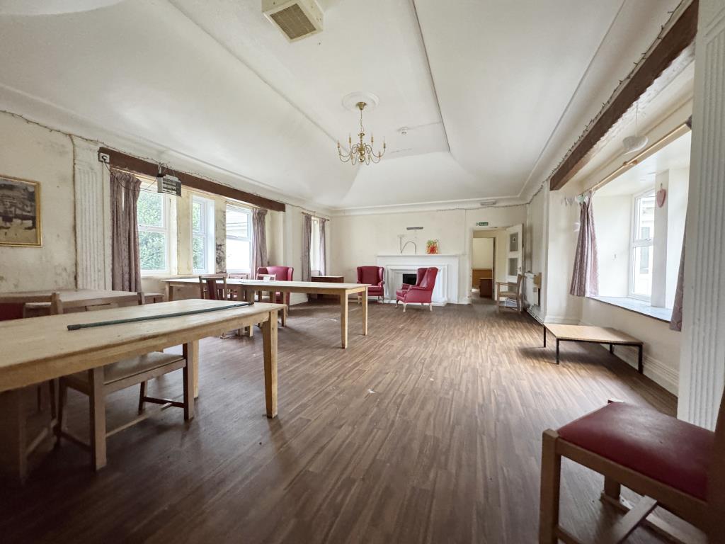 Lot: 11 - FORMER TWENTY-SIX BEDROOM CARE HOME - Large Communal Lounge